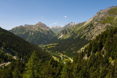 İsviçre ve İtalya arasındaki Bregaglia vadisinde Maloja geçidinin tepesinden güzel bir manzara. Güzel güneşli bir yaz günü, mavi gökyüzü ve sadece birkaç bulutla..
