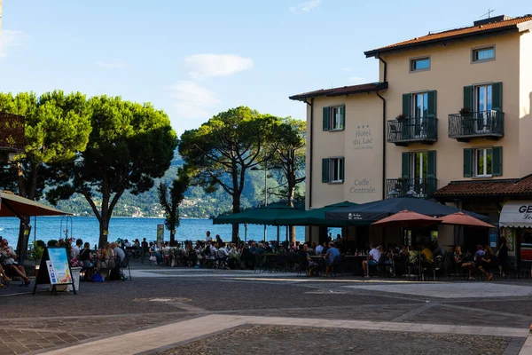 Piazza Giuseppe Garibaldi Menaggio Lago Como Lombardia Itália Julho 2021 Fotos De Bancos De Imagens