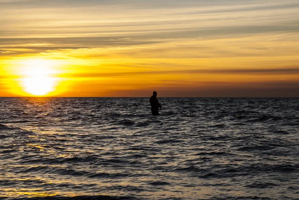 Рыбак на осеннем закате — стоковое фото