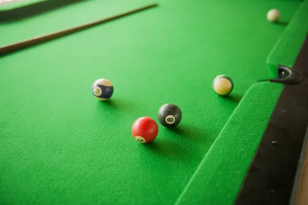 緑のビリヤード テーブルでビリヤード ボール — ストック写真