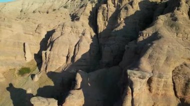 Kaya oluşumlarının hava görüntüsü. Kırgızistan.