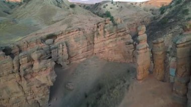 Taş sütunlar. Kaya oluşumlarının hava görüntüsü.