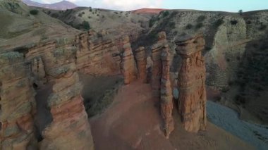 Taş sütunlar. Kaya oluşumlarının hava görüntüsü.