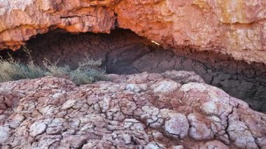 Toprak erozyonu, toprağın en üst katmanının doğal tahribatıdır..
