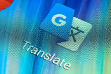 BUENOS AIRES, ARGENTINA - 18 Temmuz 2019: Android telefon ekranında Google Translate mobil uygulama simgesinin Macro görüntüsü. En popüler çevirmenlerden biri..
