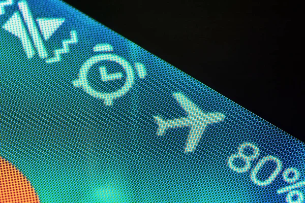 BUENOS AIRES, ARGENTINA - 18 Temmuz 2019: Android cep telefonu ekranının titreşim modu, alarm, uçak modu ve pil yüzdesi arayüz simgeleriyle Macro görüntüsü.