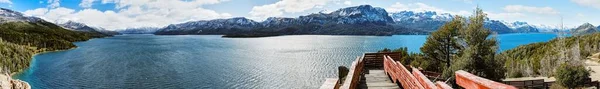 Velké Horizontální Panorama Úžasné Krajiny Zasněženými Horami Velkým Jezerem Zelenými Stock Snímky