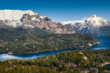 San Carlos de Bariloche, Rio Negro, Patagonya Arjantin 'deki Cerro Campanario Tepesi' nden (Campanario Tepesi) güzel karlı dağlar ve yeşil ağaçların manzarası.
