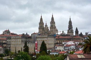 2 Mayıs 2018 - GALICIA, İspanya: Alameda Parkı 'ndan Santiago de Compostela Katedrali' nin (Saint James Katedrali) manzarası. Yatay çekim.