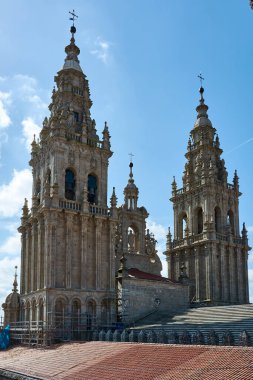 3 Mayıs 2018 - GALICIA, SPAIN: çatıdan Santiago de Compostela Katedrali 'nin ana kulelerinin arka görüntüsü.