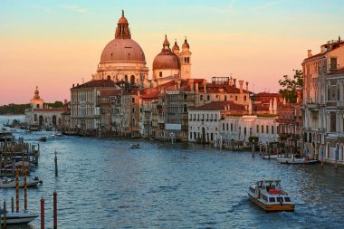 21 Mayıs 2017 - VENICE, İtalya: Santa Maria della Salute ile Büyük Kanal görüntüsü, ünlü Roma Katolik katedrali, Ponte Dell 'Accademia.