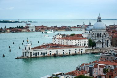 Venedik şehri manzarası, manzaralı eski binalar ve Saint Mark Meydanı 'ndaki çan kulesinden Santa Maria della Selamlama Katedrali güzel mavi bulutlu gökyüzünün altında..