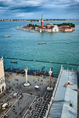 San Giorgio Maggiore kilisesinin Venedik, İtalya 'daki Saint Mark Meydanı' ndaki çan kulesinden görülen görüntüsü gondollar ve bulutlu mavi gökyüzü..