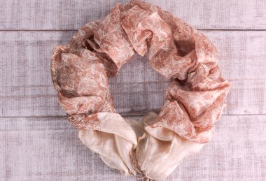 Düz yatıyordu üstten görünüm İpek eşarp, Bali Adası'nda el yapımı