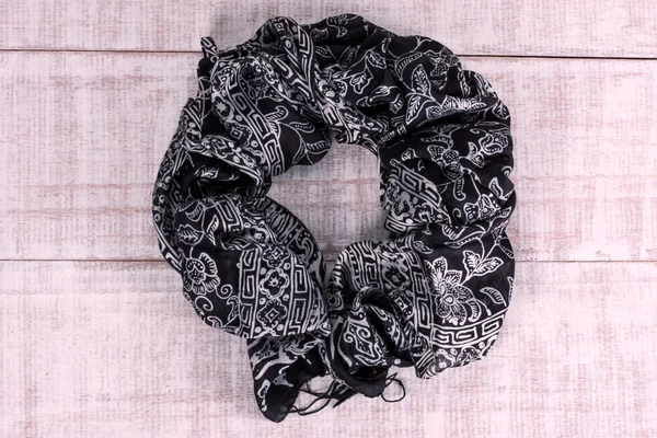 平躺的顶视图的丝质围巾，手工巴厘岛 — 图库照片