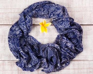 Frangipani çiçek, Bali Adası'nda el yapımı ahşap bir zemin üzerine İpek eşarp düz yatıyordu Üstten Görünüm