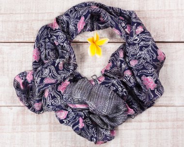 Frangipani çiçek, Bali Adası'nda el yapımı ahşap bir zemin üzerine İpek eşarp düz yatıyordu Üstten Görünüm