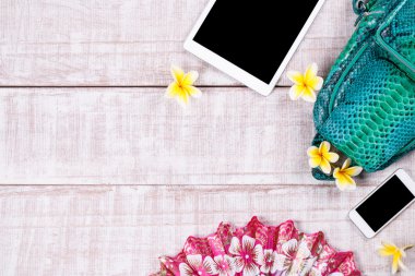 Bayanlar moda aksesuarları. Lüks el yapımı yılan derisi (python) sırt çantası, birçok plumeria, tablet pc