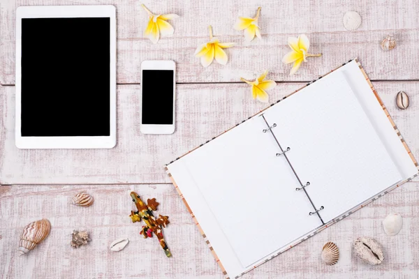 Tablet ve ahşap masanın üzerinde yatan ile boş ekran smartphone.