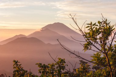 Volkan Agung gündoğumu sırasında Bali Adası gezisi. Güzel manzara, manzara renkli fotoğraf.