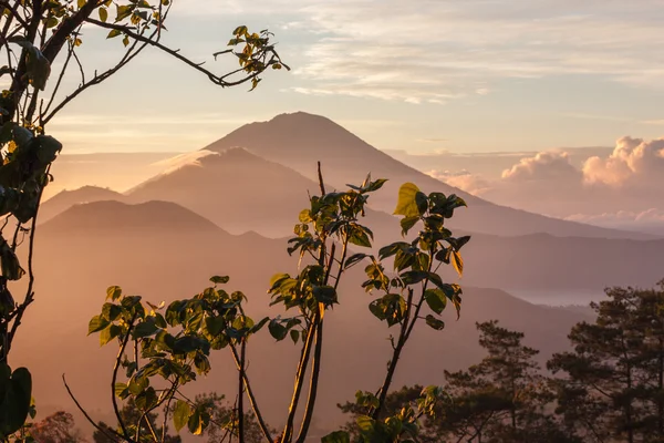 Wycieczka na wulkan Agung na wyspie Bali podczas sunrise. Piękny widok, krajobraz Fotografia kolorowa. — Zdjęcie stockowe