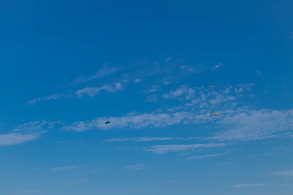 パラシューティストは空を飛んでいる、晴れたコントラストの画像. — ストック写真