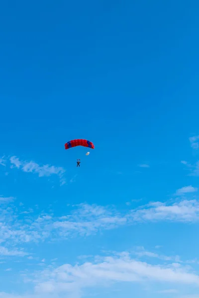 Parachutist vliegt in de lucht, zonnig contrastbeeld. — Stockfoto
