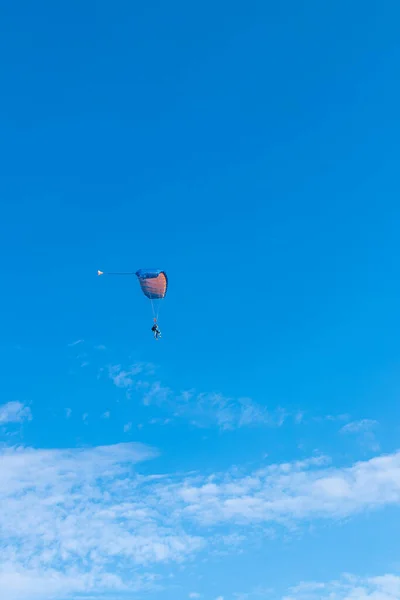 跳伞者在天空中飞翔，阳光灿烂的对比图像. — 图库照片
