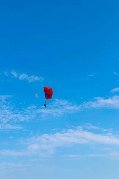 Parachutist vliegt in de lucht, zonnig contrastbeeld. — Stockfoto