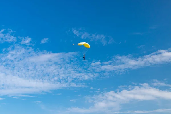 Αλεξιπτωτιστής πετά στον ουρανό, ηλιόλουστη εικόνα αντίθεση. — Φωτογραφία Αρχείου