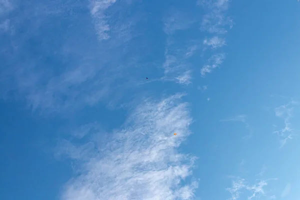 Parachutist vliegt in de lucht, zonnig contrastbeeld. — Stockfoto