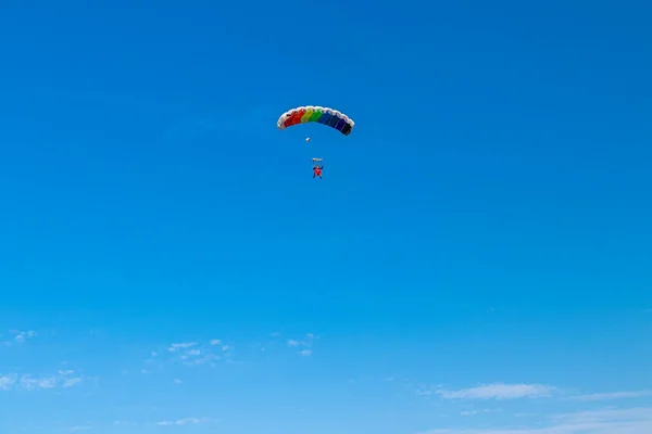 Parachutist vliegt in de lucht, zonnig contrastbeeld. — Stockfoto