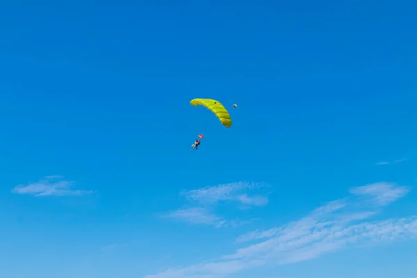 Парашутист летить у небі, сонячно контрастне зображення . — стокове фото