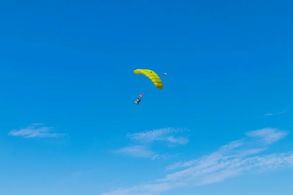 Paraquedistas estão voando no céu, imagem de contraste ensolarada. — Fotografia de Stock