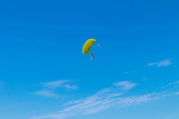 Paraşütçü gökyüzünde uçuyor, güneşli karşıtlık görüntüsü. — Stok fotoğraf