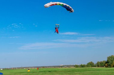 MOSCOW, Rusya - 27 Eylül 2020: Rarachutist yere indi.