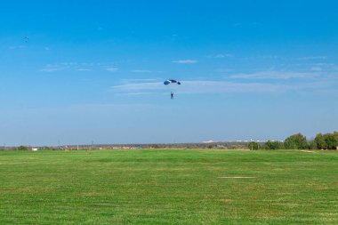 Rarachutist yere indi.