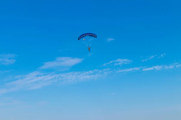 Αλεξιπτωτιστής πετά στον ουρανό, ηλιόλουστη εικόνα αντίθεση. — Φωτογραφία Αρχείου