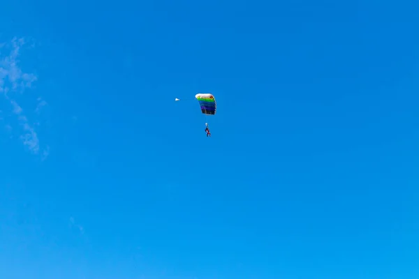 Paraquedistas estão voando no céu, imagem de contraste ensolarada. — Fotografia de Stock