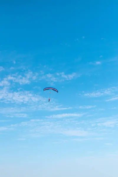 Parachutist is flying in the sky, sunny contrast image. — Stock Photo, Image