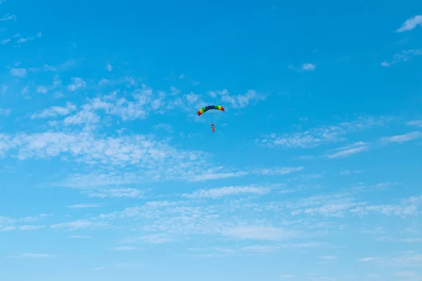 Parachutist vliegt in de lucht, zonnig contrastbeeld. — Stockfoto