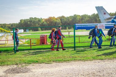 MOSCOW, Rusya - 27 Eylül 2020: Paraşütçüler kalkışa hazırlanıyor, uçağa doğru yürüyorlar.