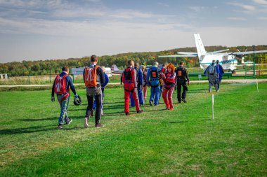 MOSCOW, Rusya - 27 Eylül 2020: Paraşütçüler kalkışa hazırlanıyor, uçağa doğru yürüyorlar.