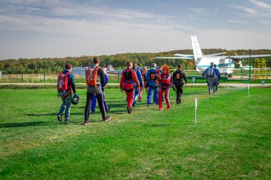 MOSCOW, Rusya - 27 Eylül 2020: Paraşütçüler kalkışa hazırlanıyor, uçağa doğru yürüyorlar.