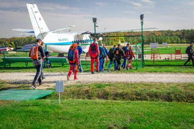 MOSCOW, Rusya - 27 Eylül 2020: Paraşütçüler kalkışa hazırlanıyor, uçağa doğru yürüyorlar.