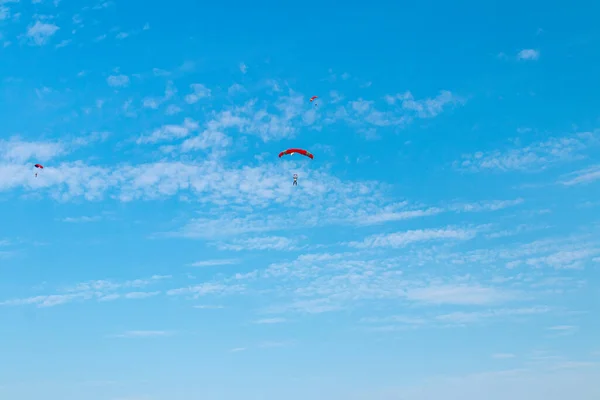 Fallschirmspringer fliegt in den Himmel, sonniges Kontrastbild. — Stockfoto