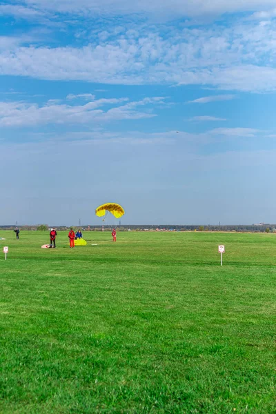 MOSCOW, RÚSSIA - 27 DE SETEMBRO DE 2020: Rarachutist lands on the ground. — Fotografia de Stock