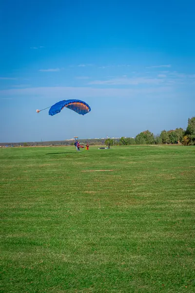 Raser landet auf dem Boden. — Stockfoto