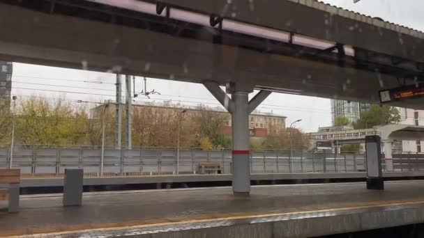MOSKAU, RUSSLAND - 20. OKTOBER 2020: Blick auf den Bahnhof aus dem Zugfenster. Vor dem Fenster regnet es. — Stockvideo