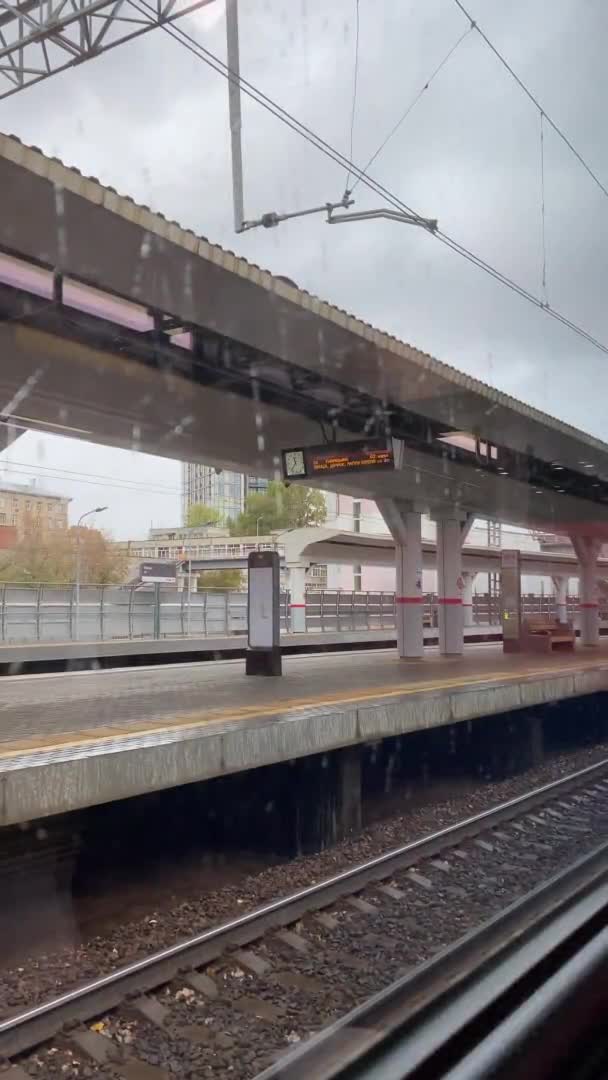 MOSCA, RUSSIA - 20 OTTOBRE 2020: Video verticale, vista della stazione dal finestrino del treno. Sta piovendo fuori dalla finestra. — Video Stock